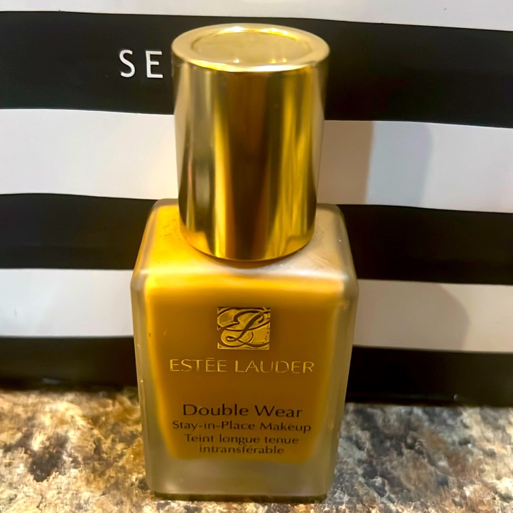 Estée Lauder stay in place foundation